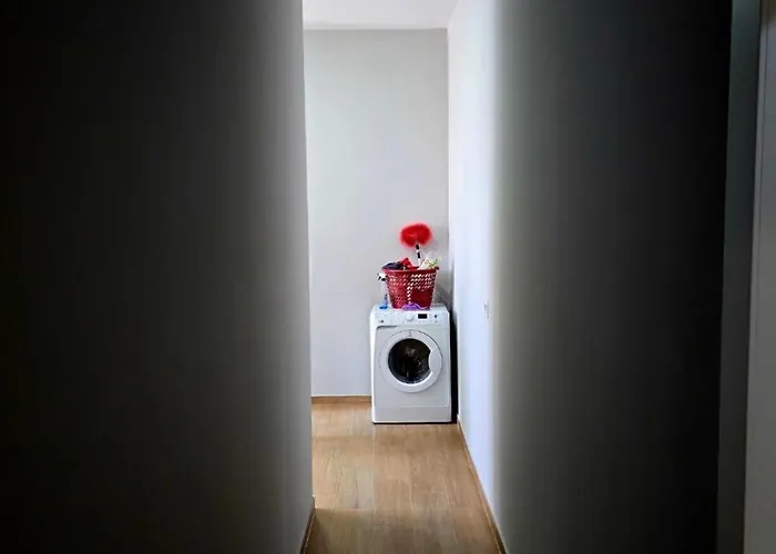 Shtepi,apartament Me Qera , *